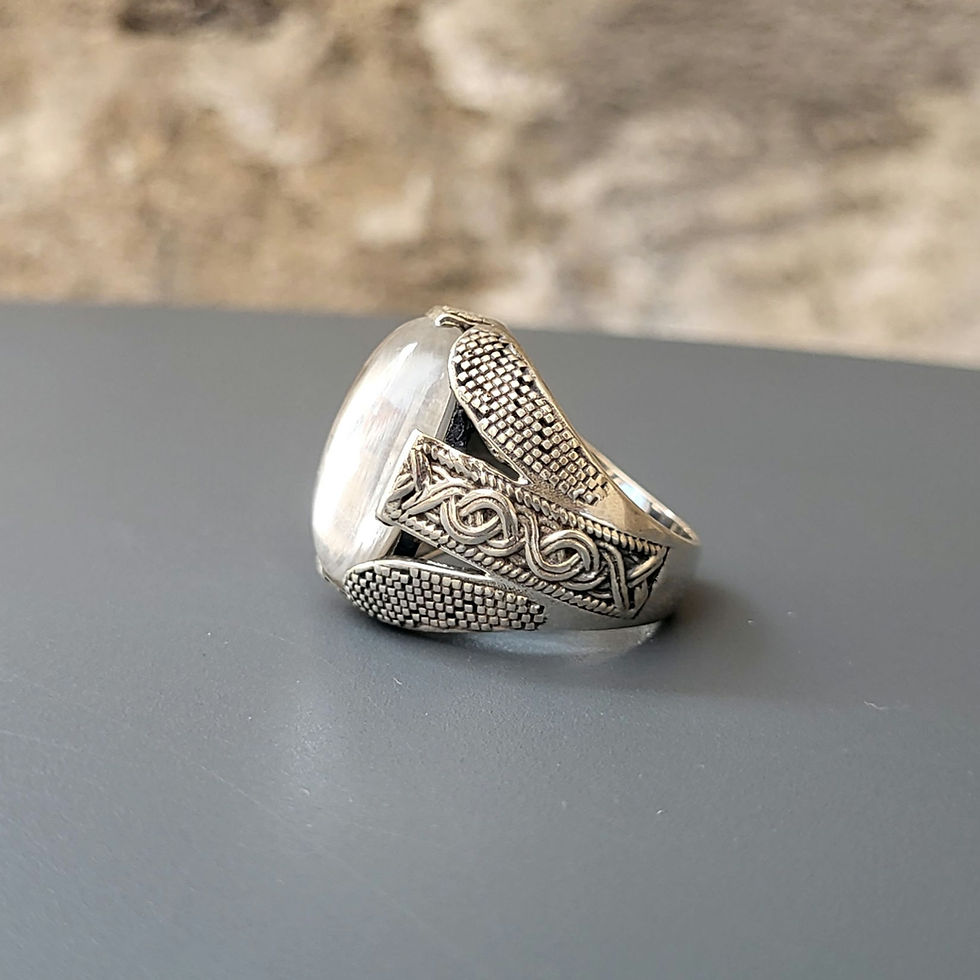 Bague en cristal de roche ovale poli et argent 925‰/vue de profil gauche