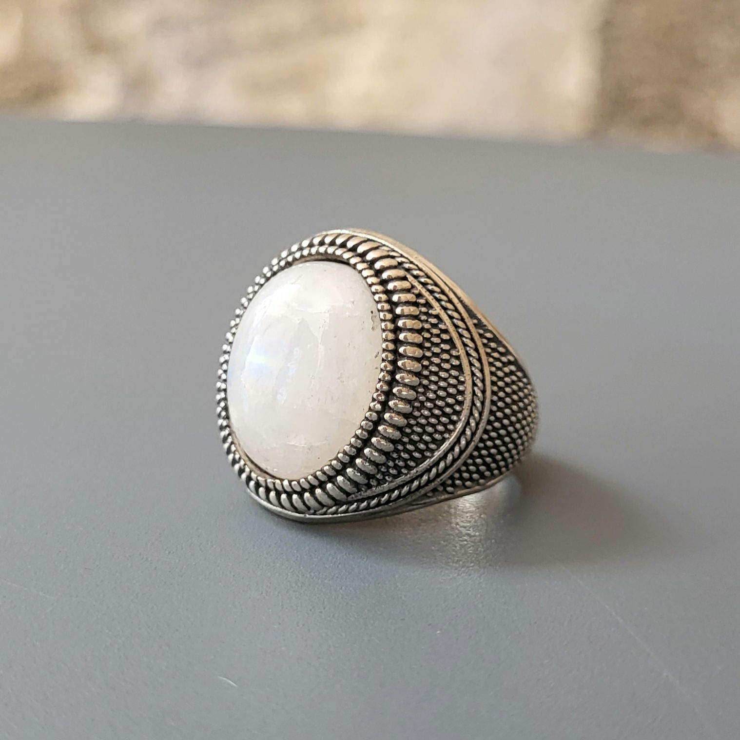 Bague massive pierre de lune ovale et argent 925‰/vue trois quart droit