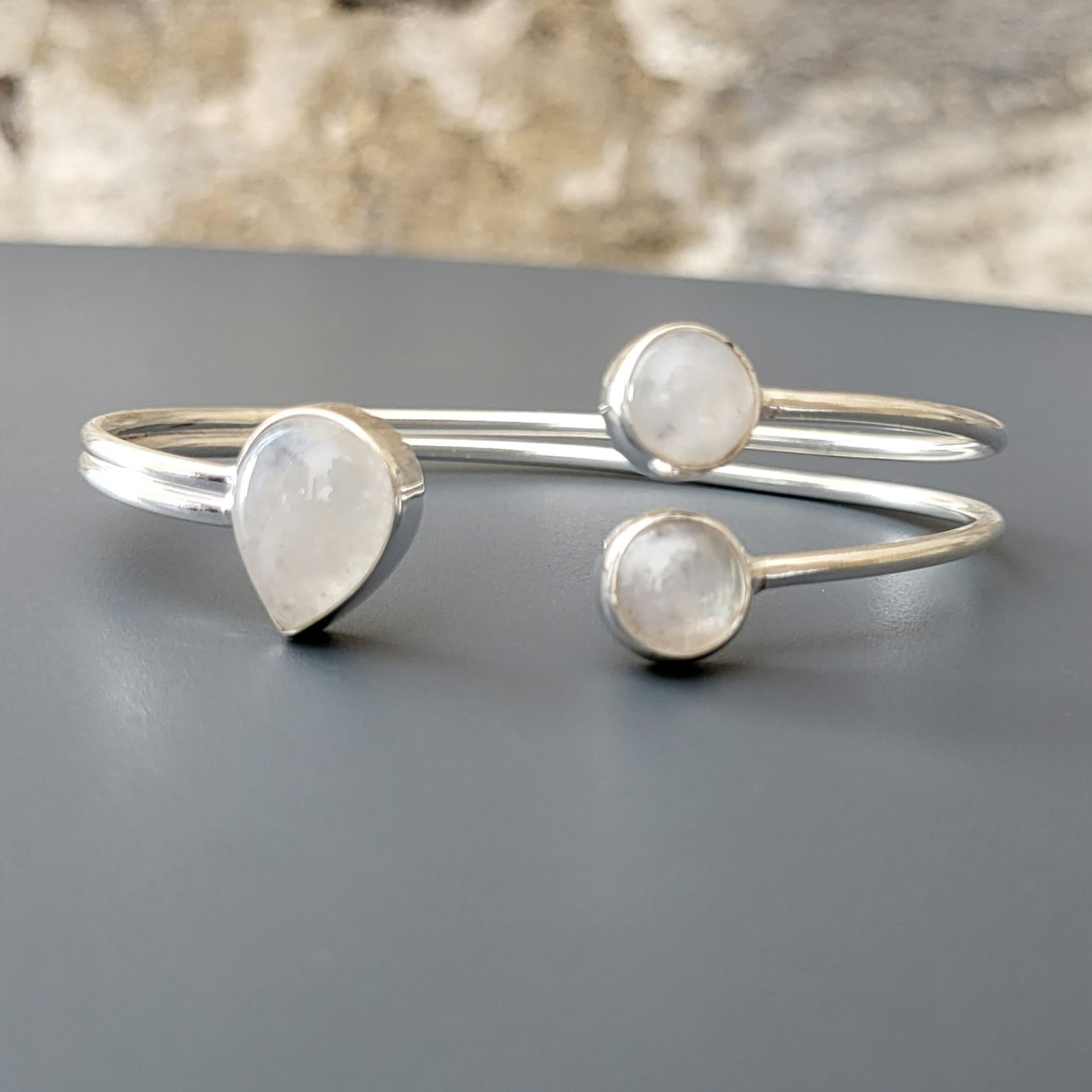 Bracelet semi-rigide triple pierres de lune sur argent 925‰