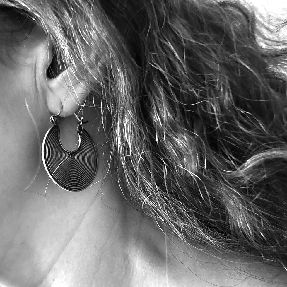 Thumbnail: petites créoles ethnique rondes en argent portées sur l'oreille