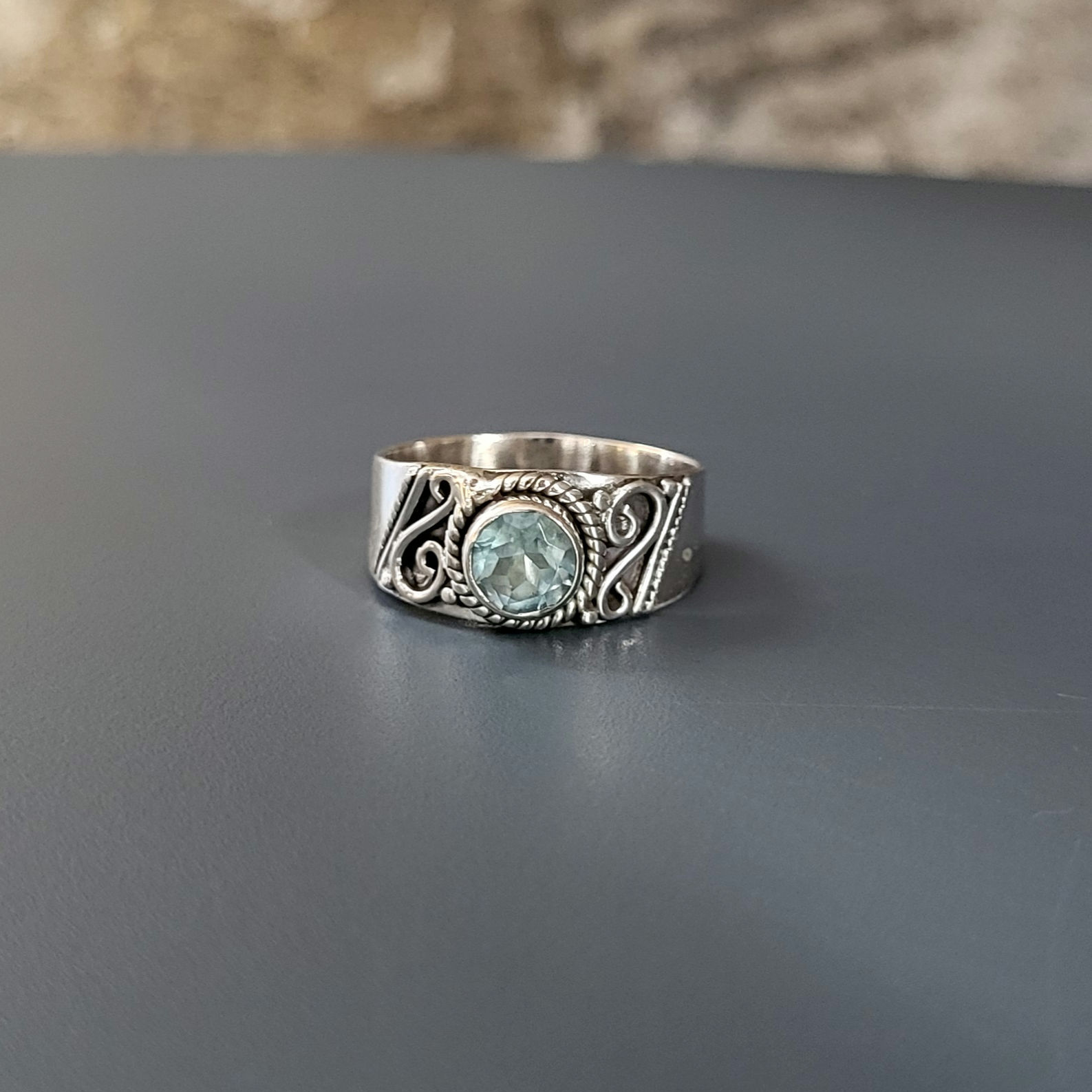 Bague topaze bleue sur jonc large en argent 925‰