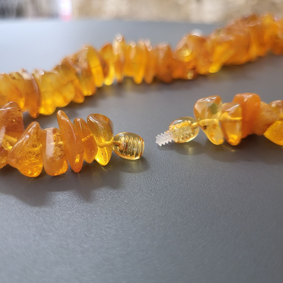 Miniatura: Collier en ambre naturel. Éclats polis miel et dorés.