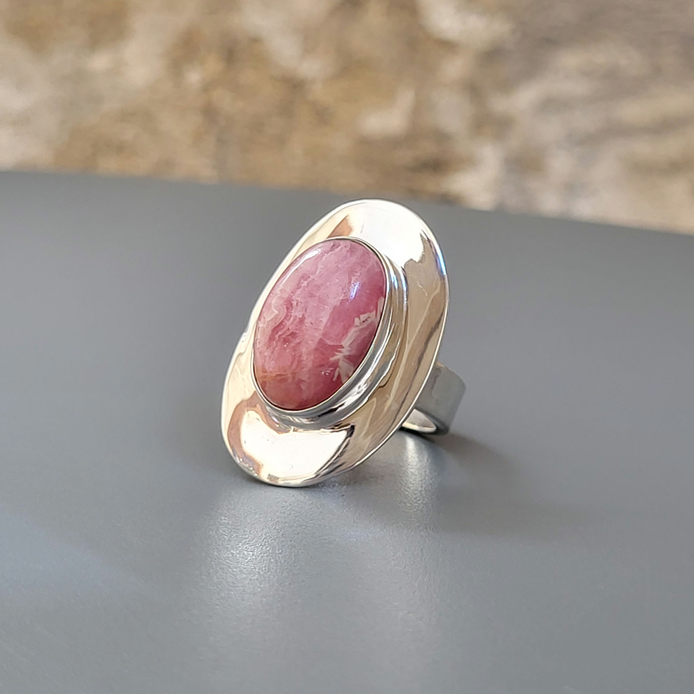Bague rhodochrosite ovale et argent 925‰. Design contemporain.