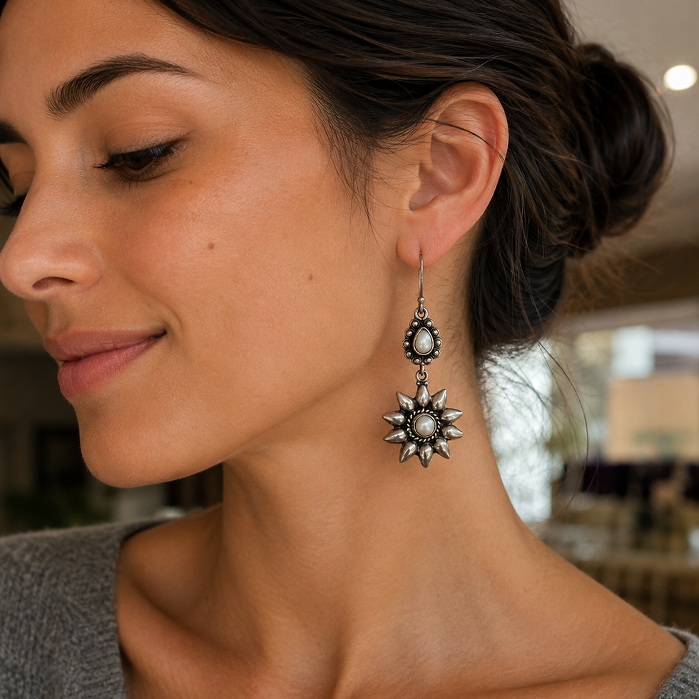 Boucles d'oreilles perles fines et disque solaire en argent 925‰/vue sur oreille