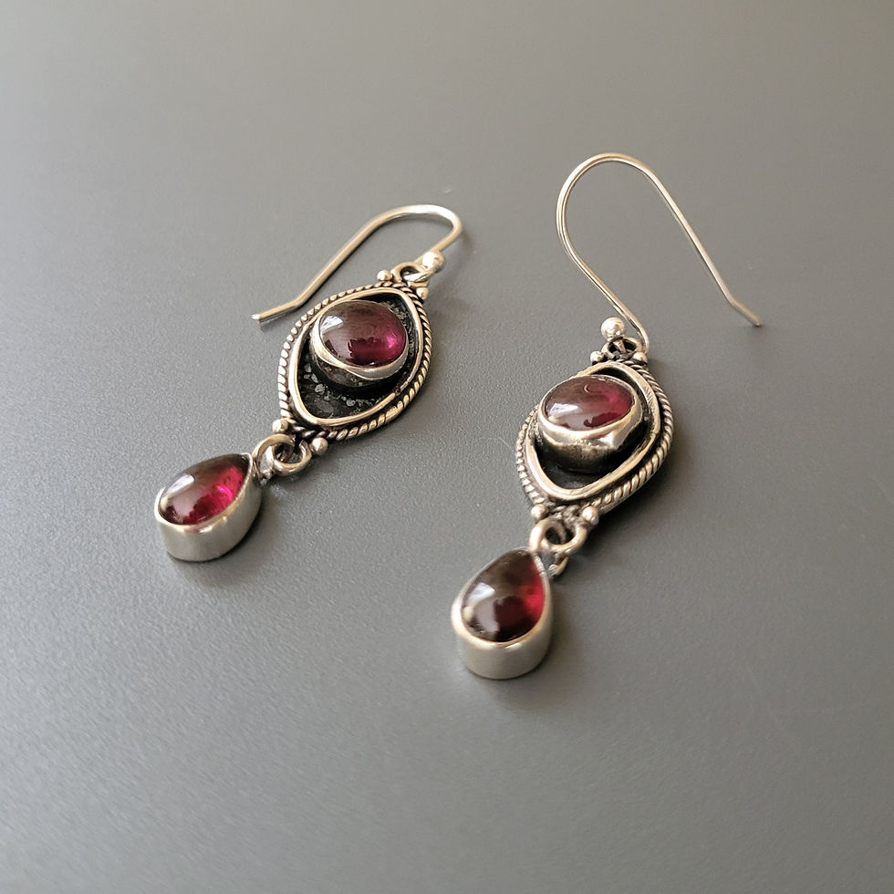 Thumbnail: Boucles d'oreilles en grenat poli et argent 925‰/vue du bas
