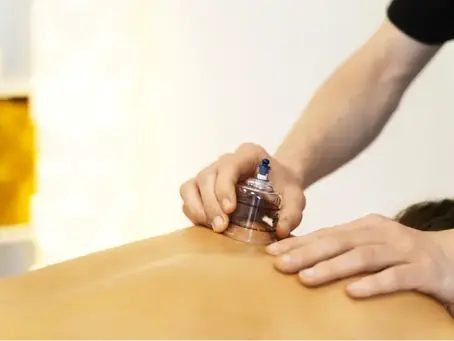 Fazendo massagem relaxante com ventosa