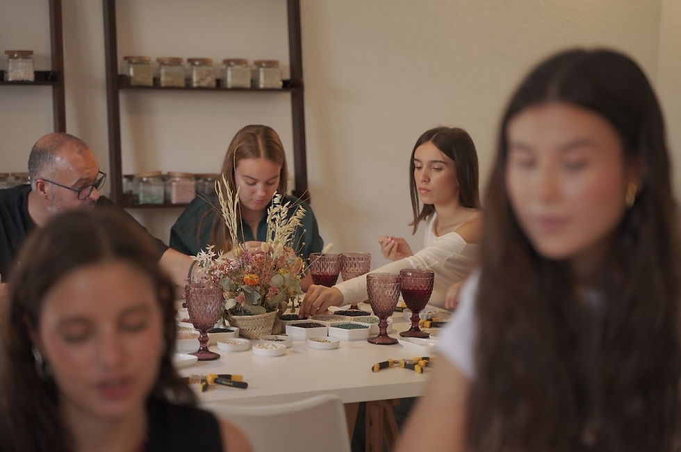 Varias clientas de Joyas y Sangría disfrutando del taller