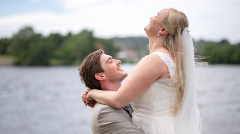 Brudepar ved vann, lykkelig øyeblikk