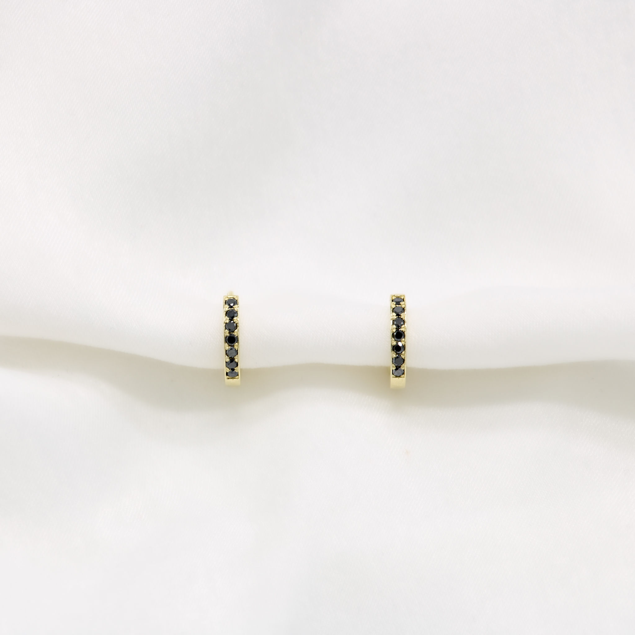 Zlaté náušnice kroužky s černými diamanty