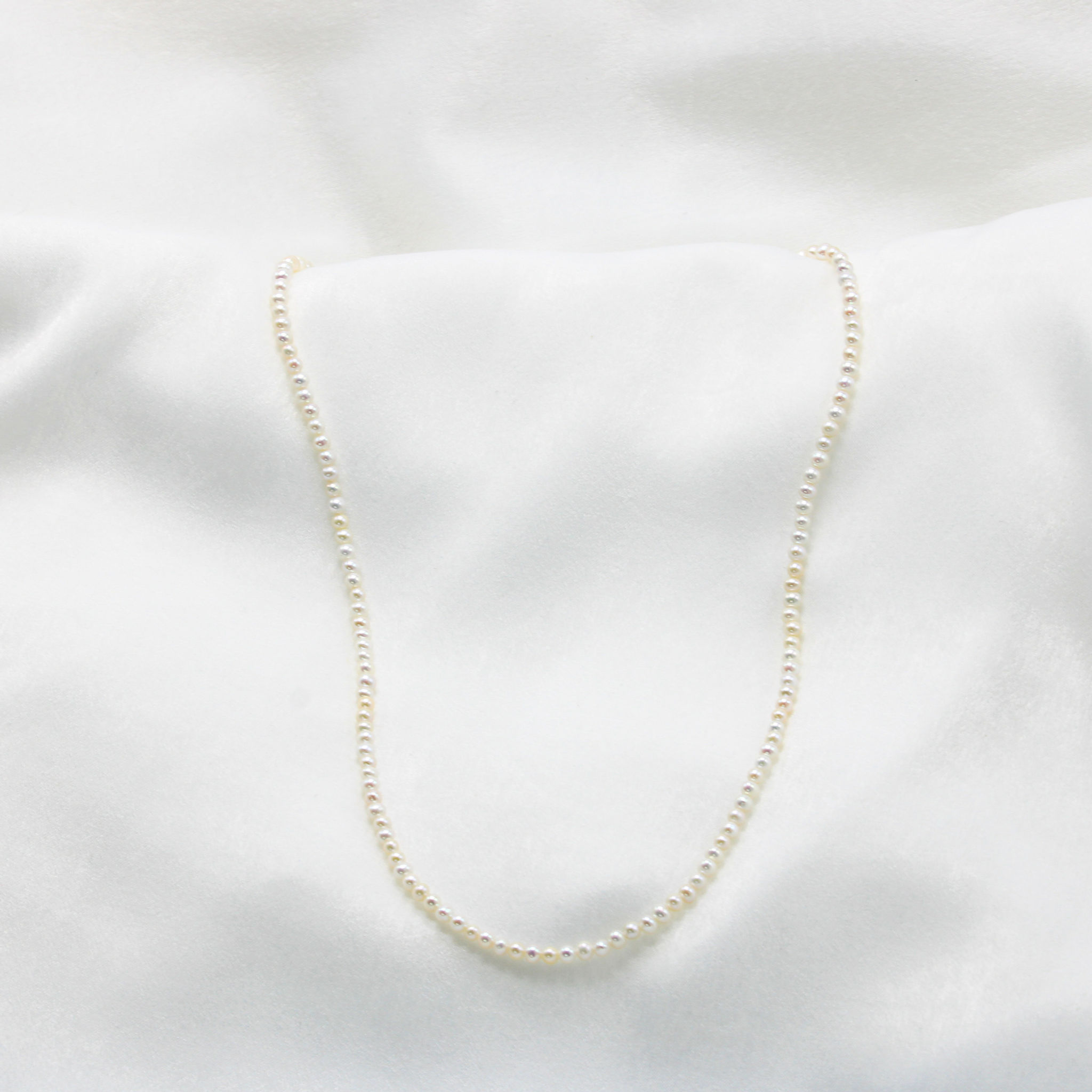 krátký perlový náhrdelník z kulatých perel