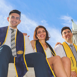 Un groupe d'étudiants heureux lors de leurs remises de diplômes