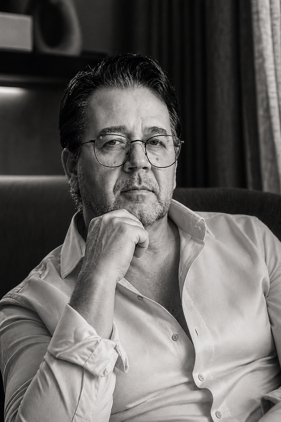 Mario CezarNogales, Consultor e Escritor