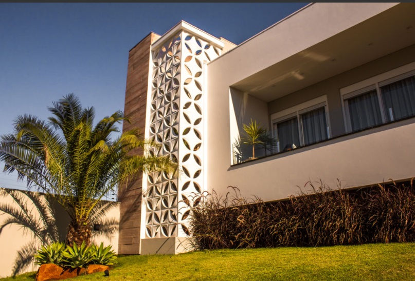 cobogó de concreto aplicado em muro moderno de residência