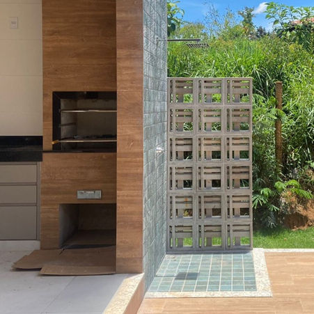 Cobogó de concreto trançado instalado em fachada moderna em Belo Horizonte MG, com design sofisticado e acabamento premium da