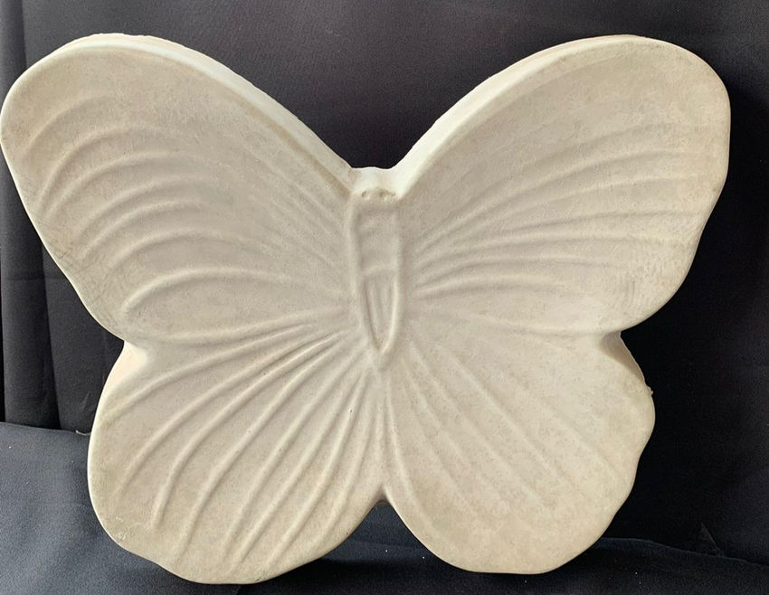 Detalhe do acabamento fino do pisante de concreto para jardim modelo borboleta