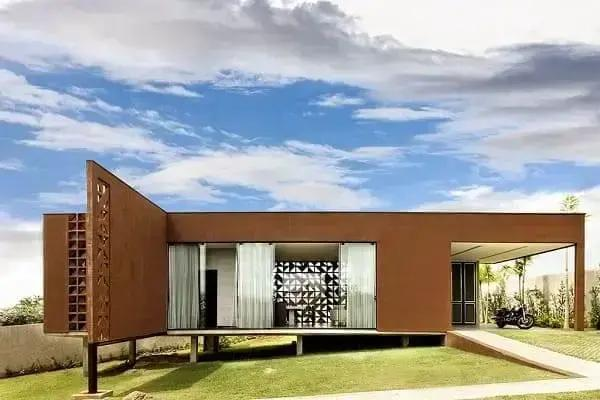 Casa contemporânea com cobogó de concreto na fachada, arquitetura moderna com ventilação natural e design minimalista