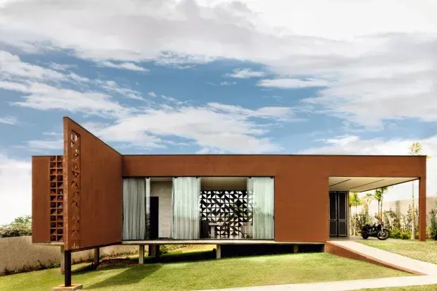 cobogó em fachada de casa contemporânea com design arquitetônico sofisticado