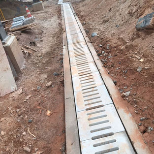 Grelhas de concreto para canaletas com alta resistência e durabilidade.