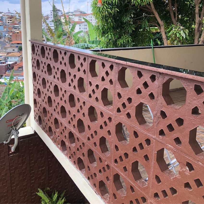 Guarda-corpo de cobogó de concreto estilo árabe instalado em varanda residencial em Belo Horizonte, com design vazado geométr