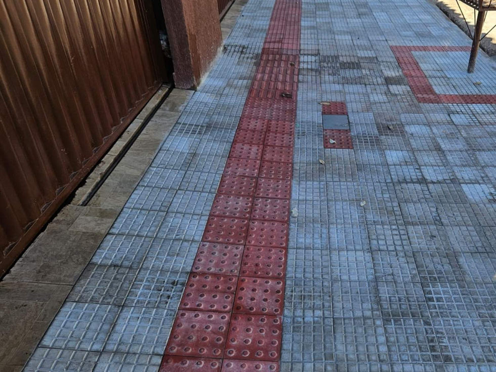 Calçada acessível com piso tátil direcional e alerta conforme Nova Lei das Calçadas.