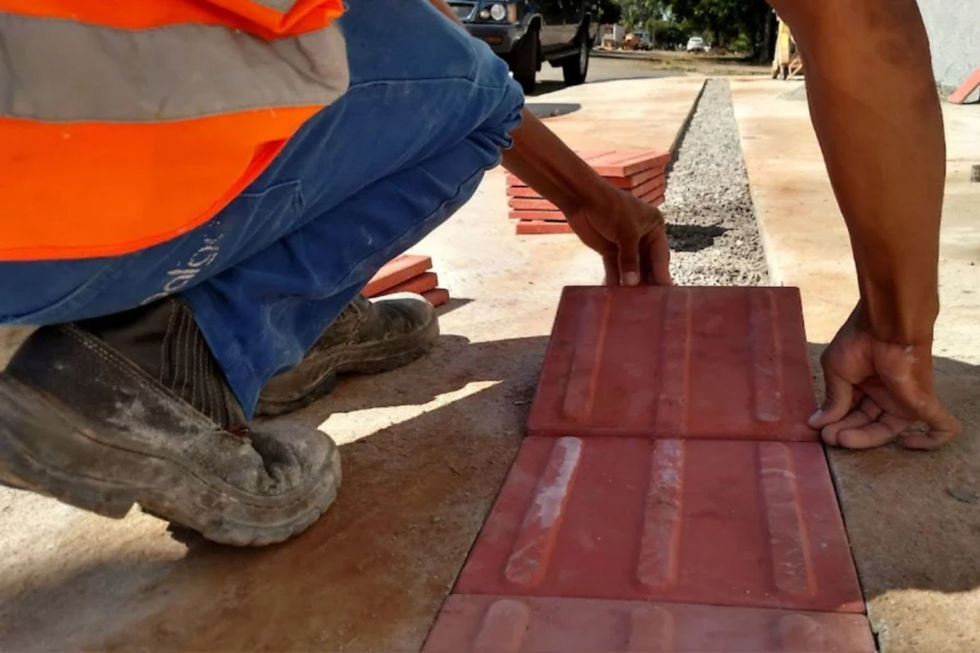 instalação de piso tátil de concreto direcional em calçada para acessibilidade