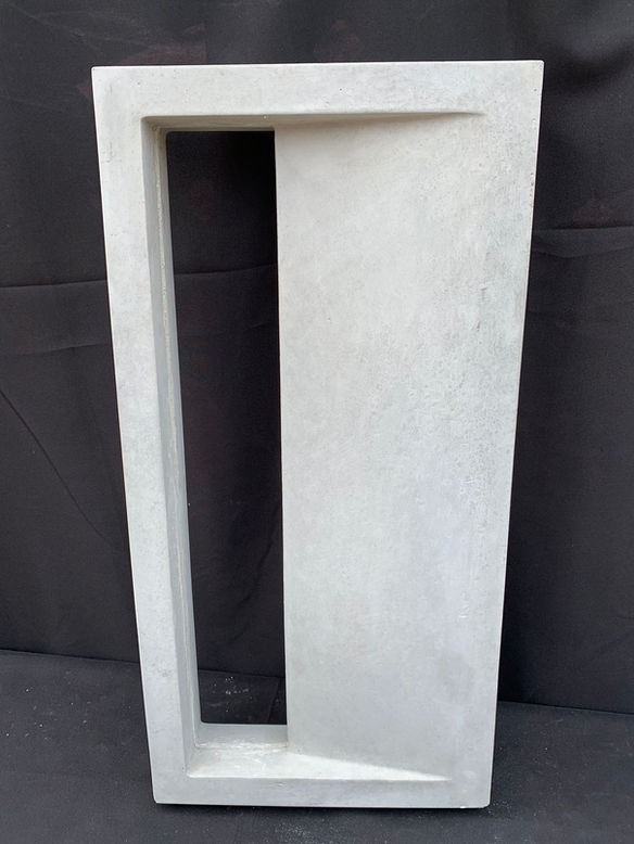 Peça de cobogó em concreto pré-moldado no modelo persiana vertical, indicado para iluminação natural e divisórias arquitetôni