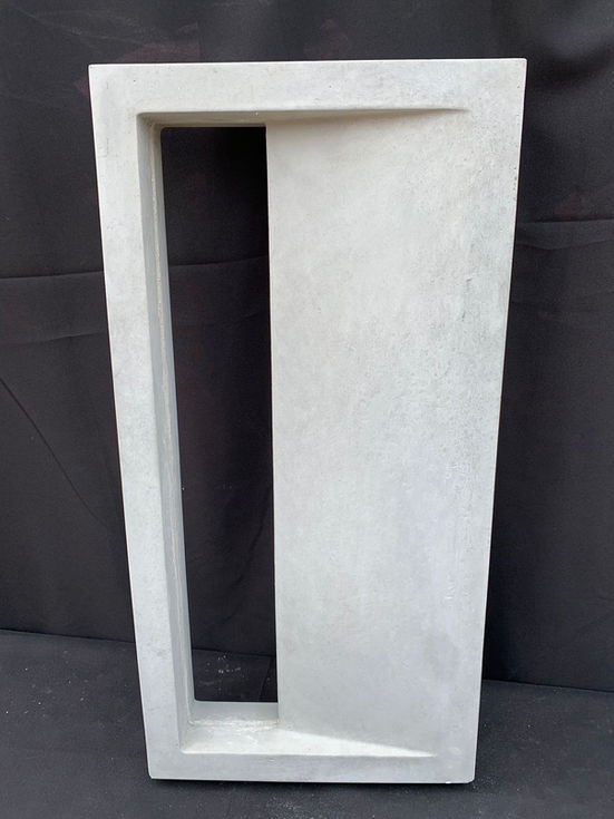 Peça de cobogó em concreto pré-moldado no modelo persiana vertical, indicado para iluminação natural e divisórias arquitetôni