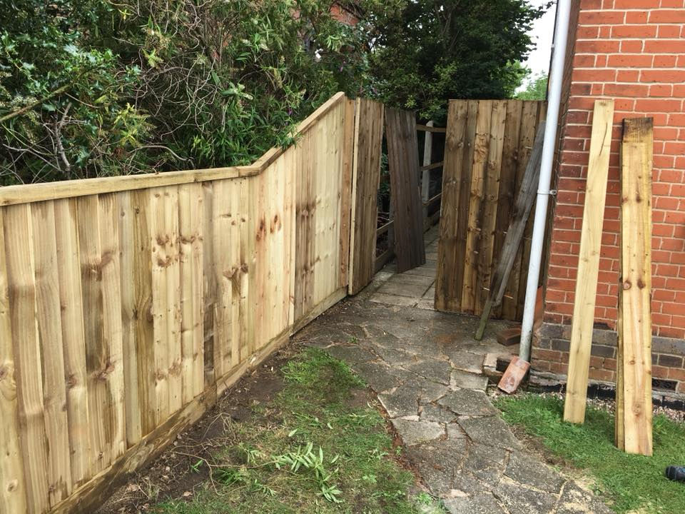 Close board fencing going up