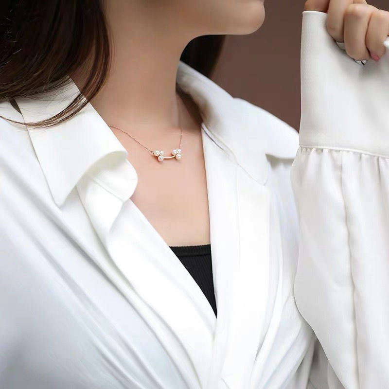 Thumbnail: Smiling Hibiscus Flower Akoya Pearl Necklace