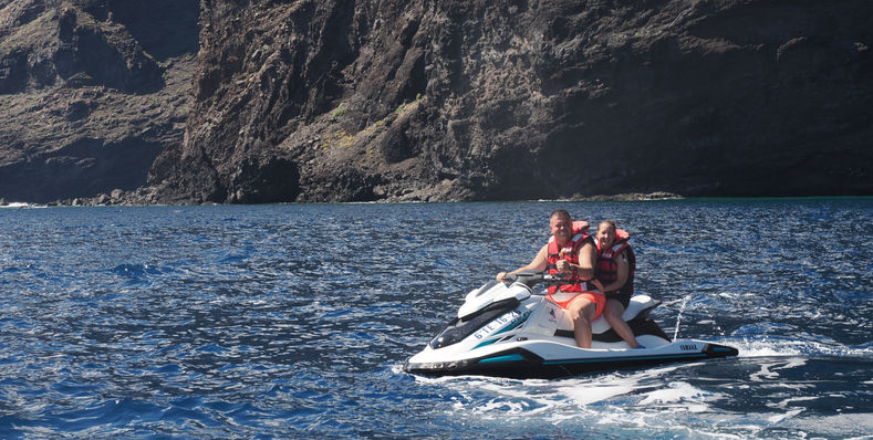 Jetski safari Tenerifén Los Gigantes szikláinál