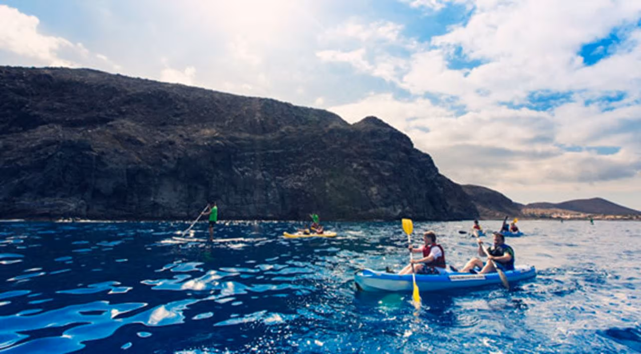 Kajakozás Tenerife déli részén vulkanikus sziklafalak mellett