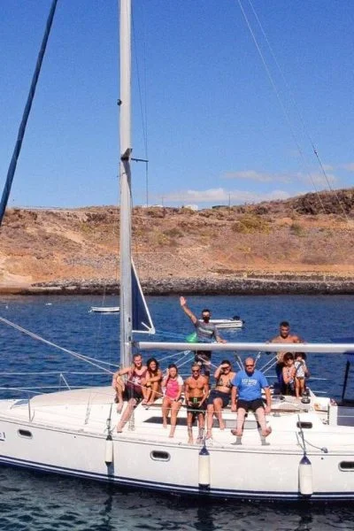 Kis létszámú vitorlás hajókirándulás delfin- és bálnaleshez Tenerifén