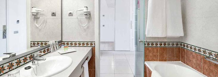 Alexandre Hotel La Siesta standard room bathroom