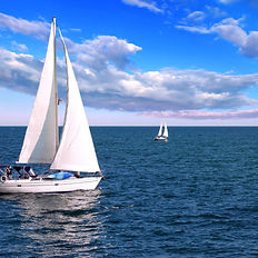 Delfinek ugrálnak a hajó mellett természetes élőhelyükön Tenerifén
