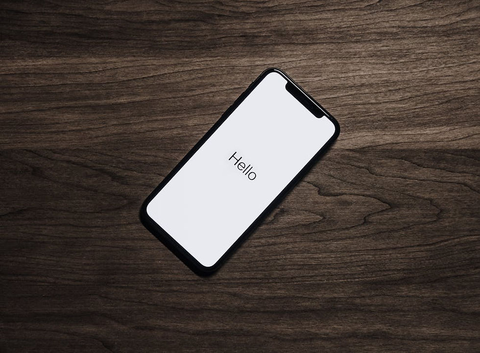Iphone em tela de início escrito 'hello'.