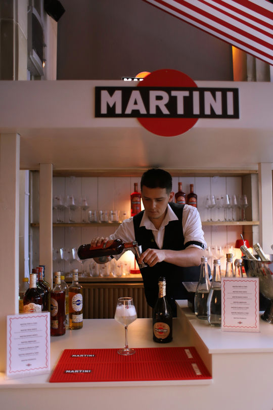 Barman przygotowuje drinki.