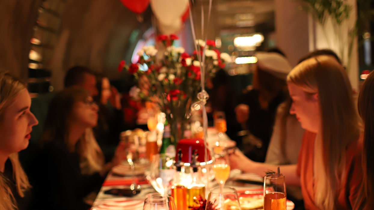 Nakryte stoły w sali Amanti przygotowane na urodzinowe przyjęcie.