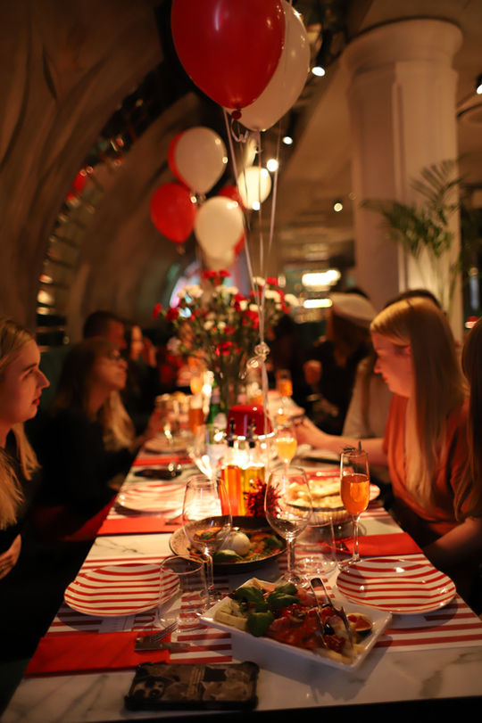 Nakryte stoły w sali Amanti przygotowane na urodzinowe przyjęcie.