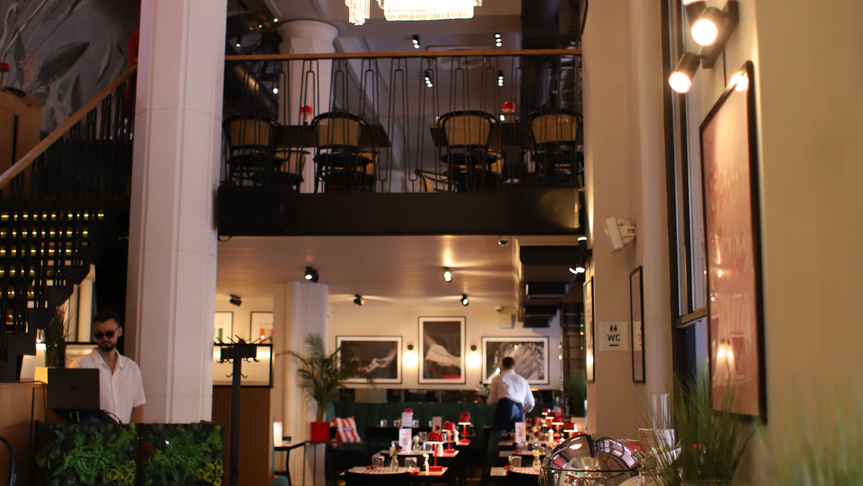 Przestrzeń sali Amanti przygotowana na profesjonalne wydarzenie firmowe.