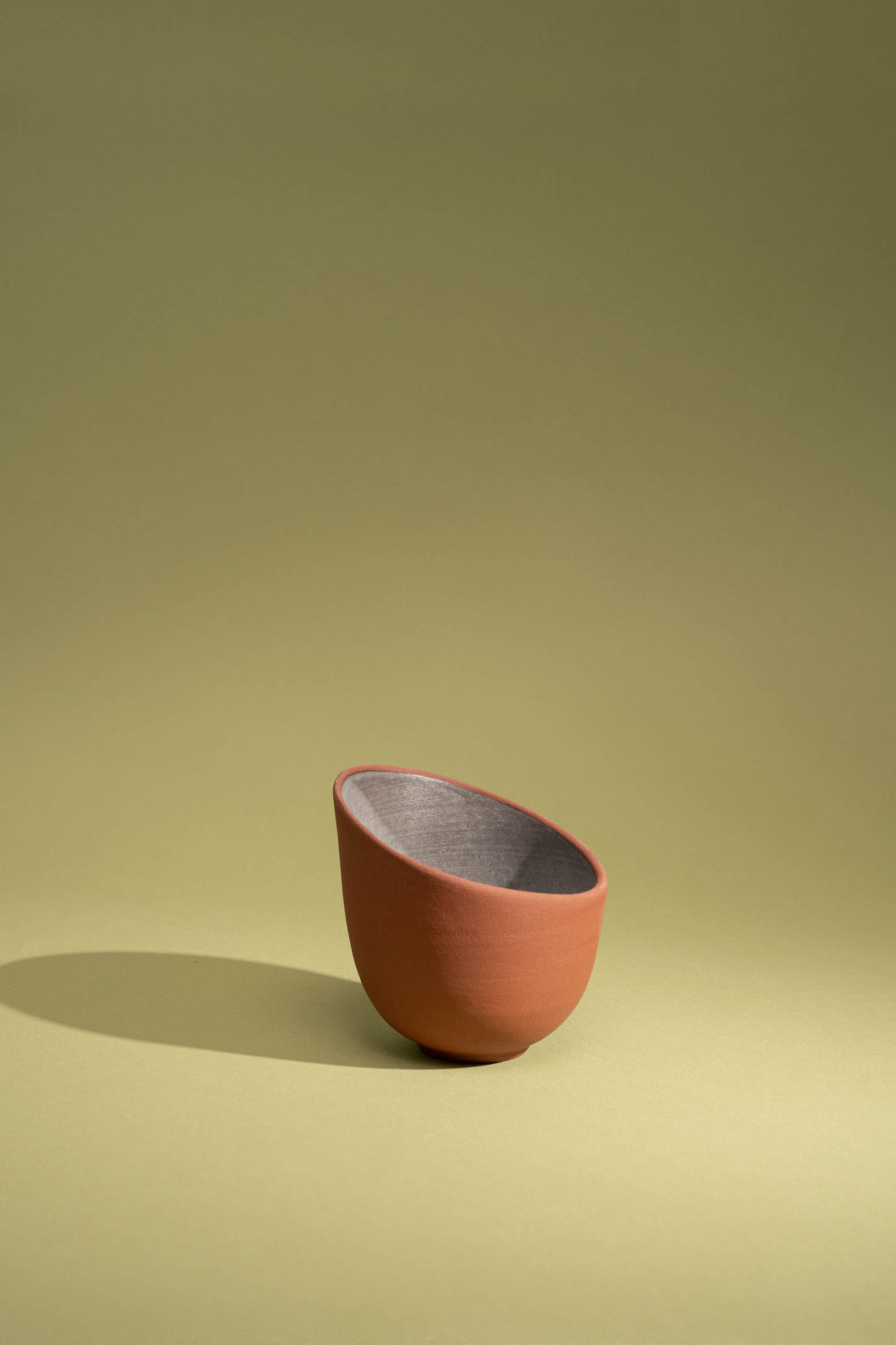 Tasse biseautée rouge (émail interne)