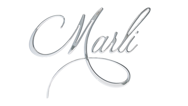 Elegante silberne Schrift Marli, ein stilisiertes Logo mit reflektierendem Design.