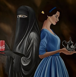 Frau im Niqab hält eine Coca-Cola-Dose neben einer Prinzessin mit Teekanne.