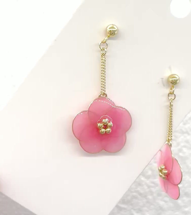Thumbnail: Boucles d’oreilles fleur sakura – bijou japonais délicat en résine | coco.H