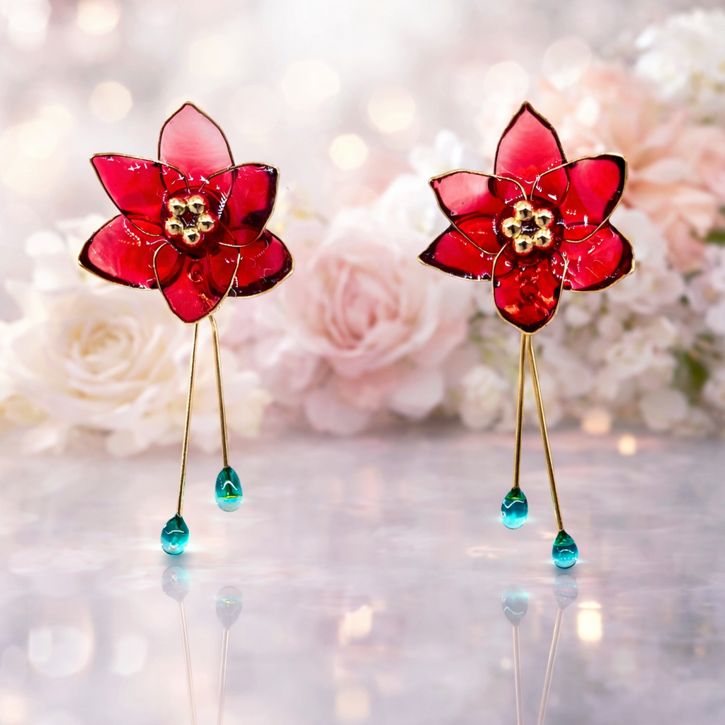 Boucles d’oreilles fleur rouge – Élégance japonaise en résine et dorure fine