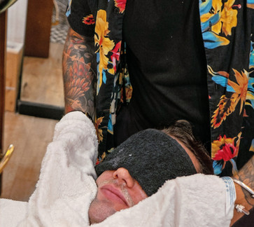 Expert barber performing a classic haircut in our barberia en Barcelona.