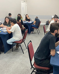 Equipe discutindo cultura e clima organizacional