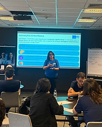 Equipe participando do programa de inovação com apresentação de conteúdo exclusivo