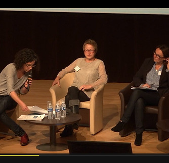 Marie-Pierre Demon intervient dans des tables rondes, comme ici, donne des conférences ou intervient dans des comités de direction, pour aider à mieux concilier bien-être et efficacité au travail