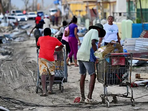 Buscando cualquier cosa para comer por las calles: la desesperación en Jamaica tras la devastación causada por el huracán Melissa