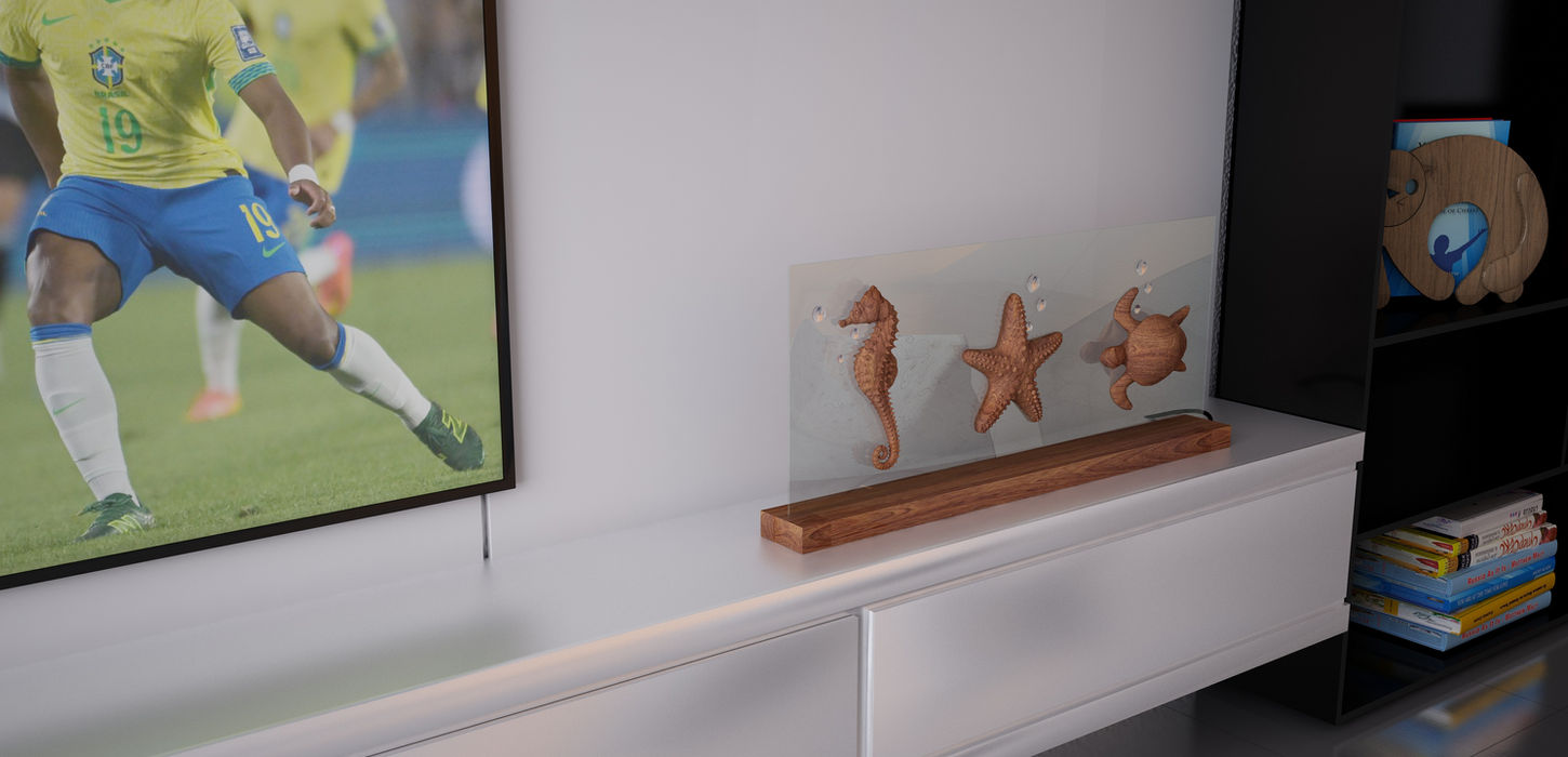 Enfeite decorativo de vidro com cavalo-marinho e estrelas do mar em móvel branco.